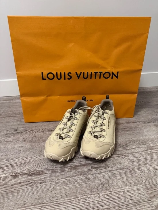 Woman sneakers - Picture 2 of 3